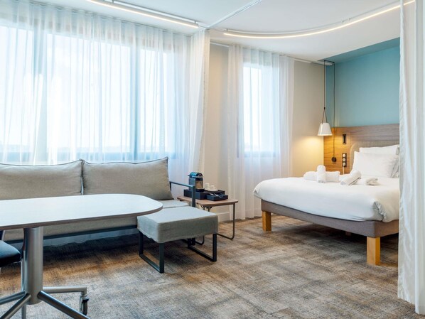 Suite Exécutive, 1 très grand lit | Minibar, coffres-forts dans les chambres, bureau, rideaux occultants