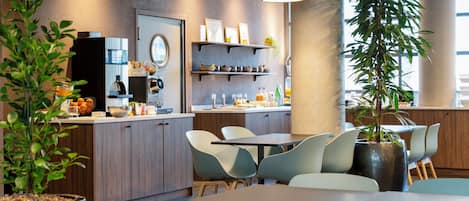 Daily continental breakfast (EUR 20.50 per person)