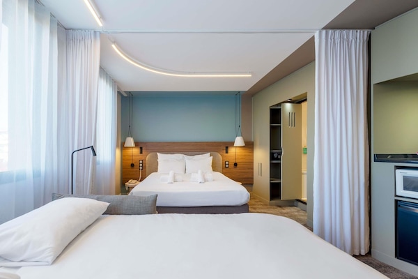 Superior Suite, 1 Katil Kelamin (Double) dengan Katil Sofa | Bar mini, peti besi dalam bilik, meja, langsir/tirai gelap terus