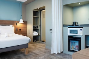 Suite exécutive, 1 très grand lit et 1 canapé-lit | Cuisine privée | Mini-réfrigérateur, four à micro-ondes, cafetière-théière