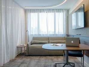 Suite superior, 1 cama matrimonial y sofá cama | Minibar, caja de seguridad en la habitación y escritorio 