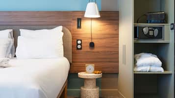 Executive Suite, 1 King Bed | Minibar, in-room safe, desk, blackout drapes