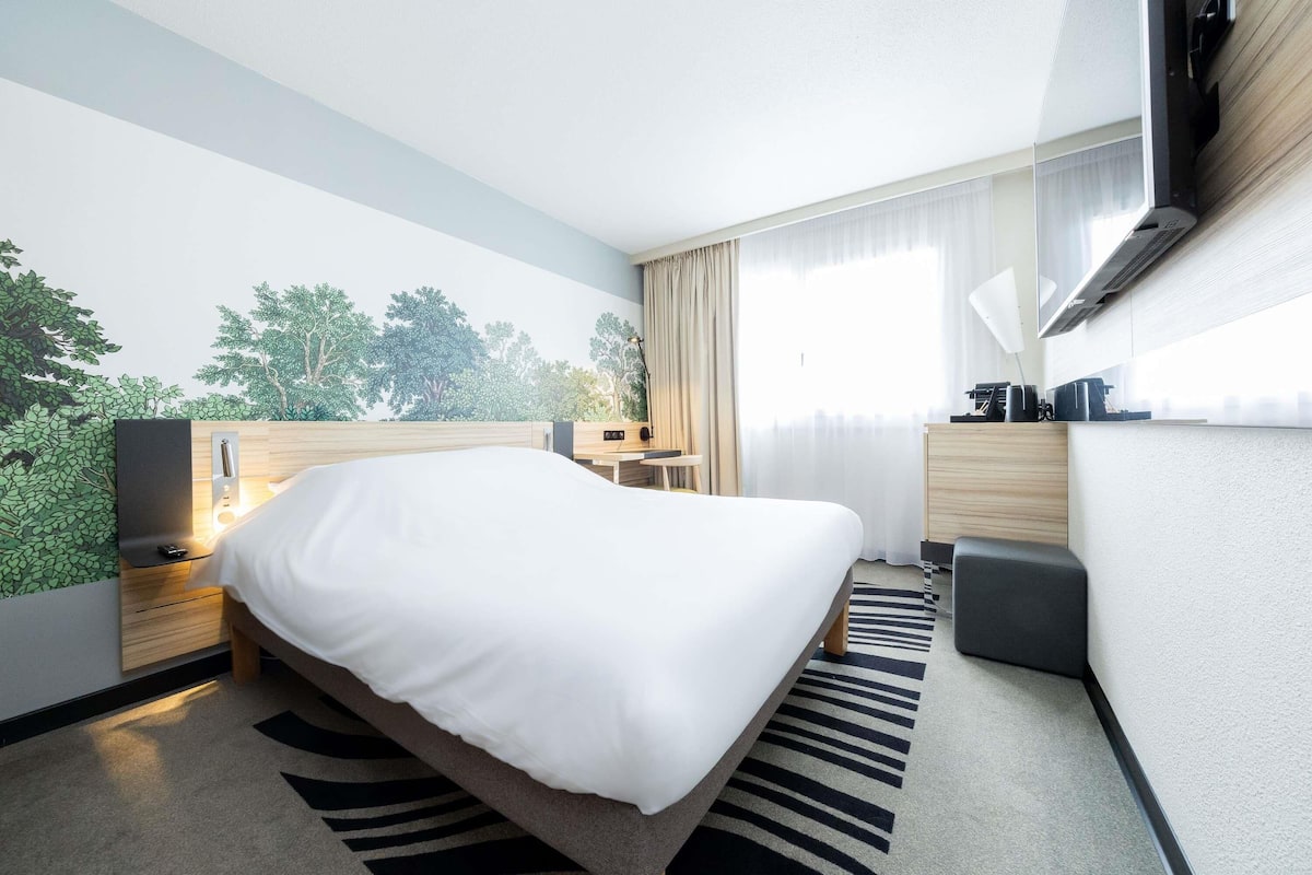 Superior-rum - 1 queensize-säng | Sängtillbehör av högsta kvalitet, memory foam-madrasser och minibar