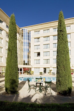 Seasonal outdoor pool, pool loungers - Novotel Suites Montpellier (Montpellier)