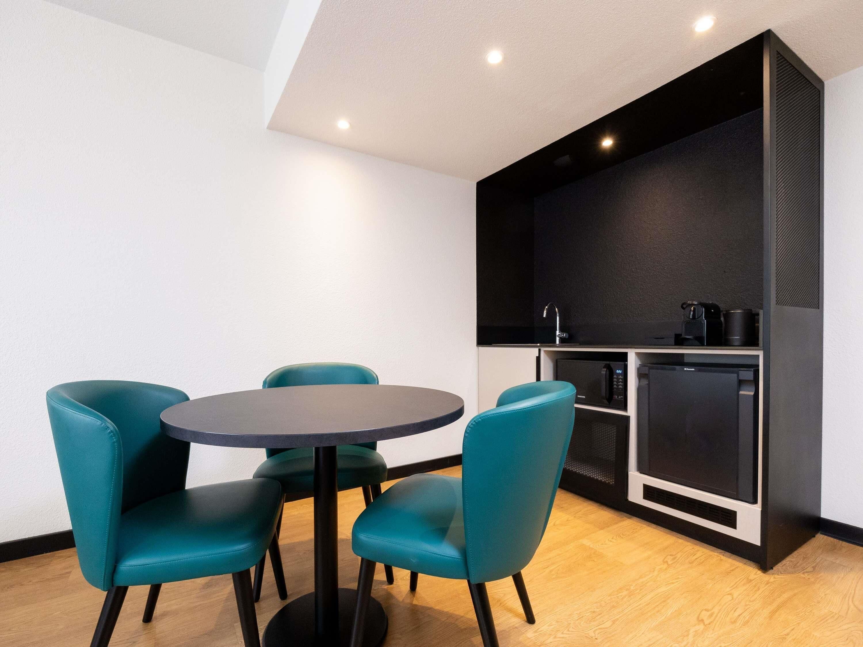 Ropa de cama de alta calidad, camas con efecto memoria y minibar 