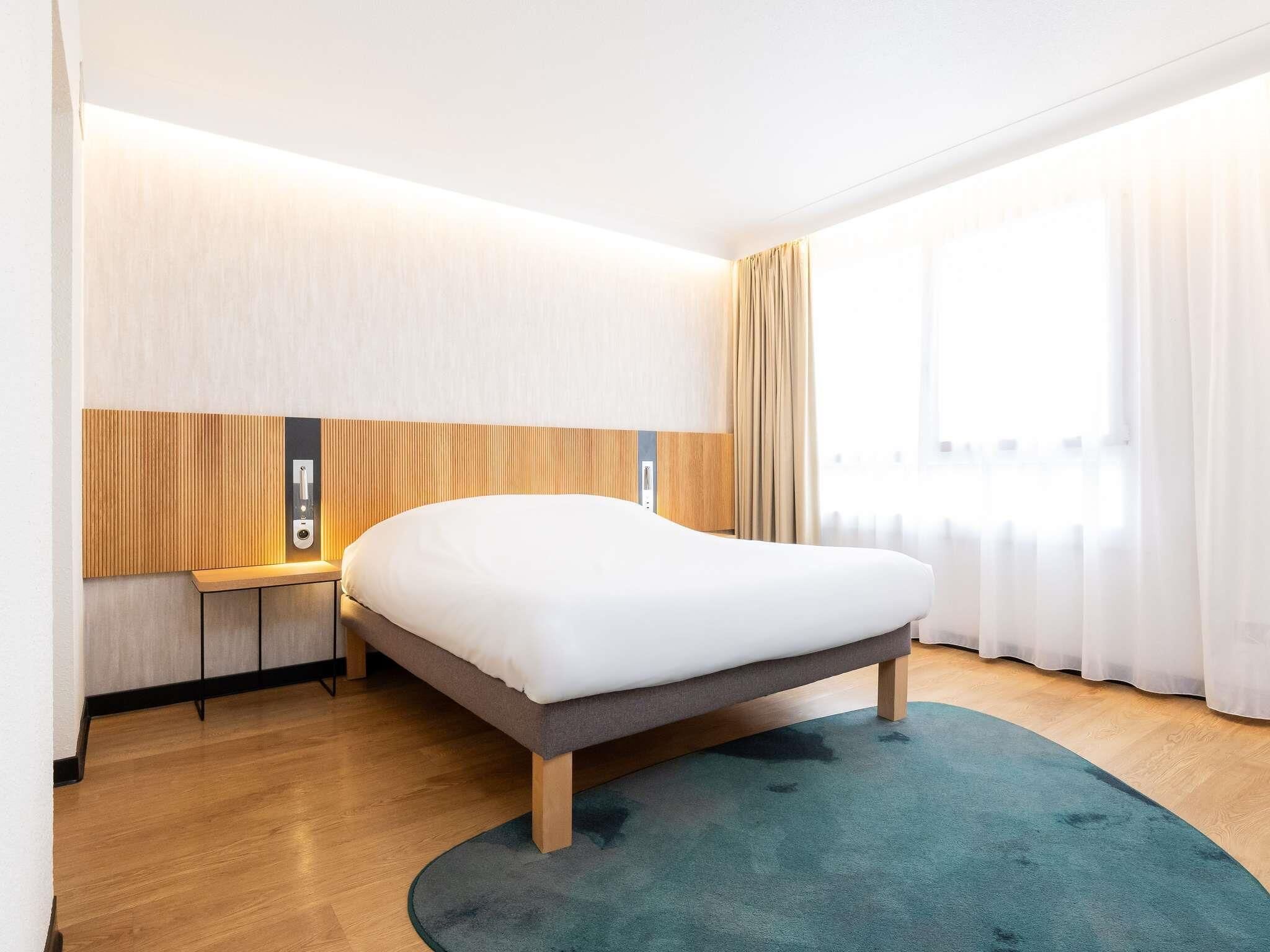 Classic-Suite, 1 Doppelbett und Schlafsofa | Hochwertige Bettwaren, Betten mit Memory-Foam-Matratzen, Minibar