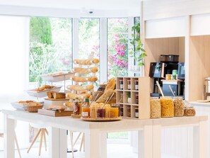 Petit déjeuner continental servi tous les jours en supplément