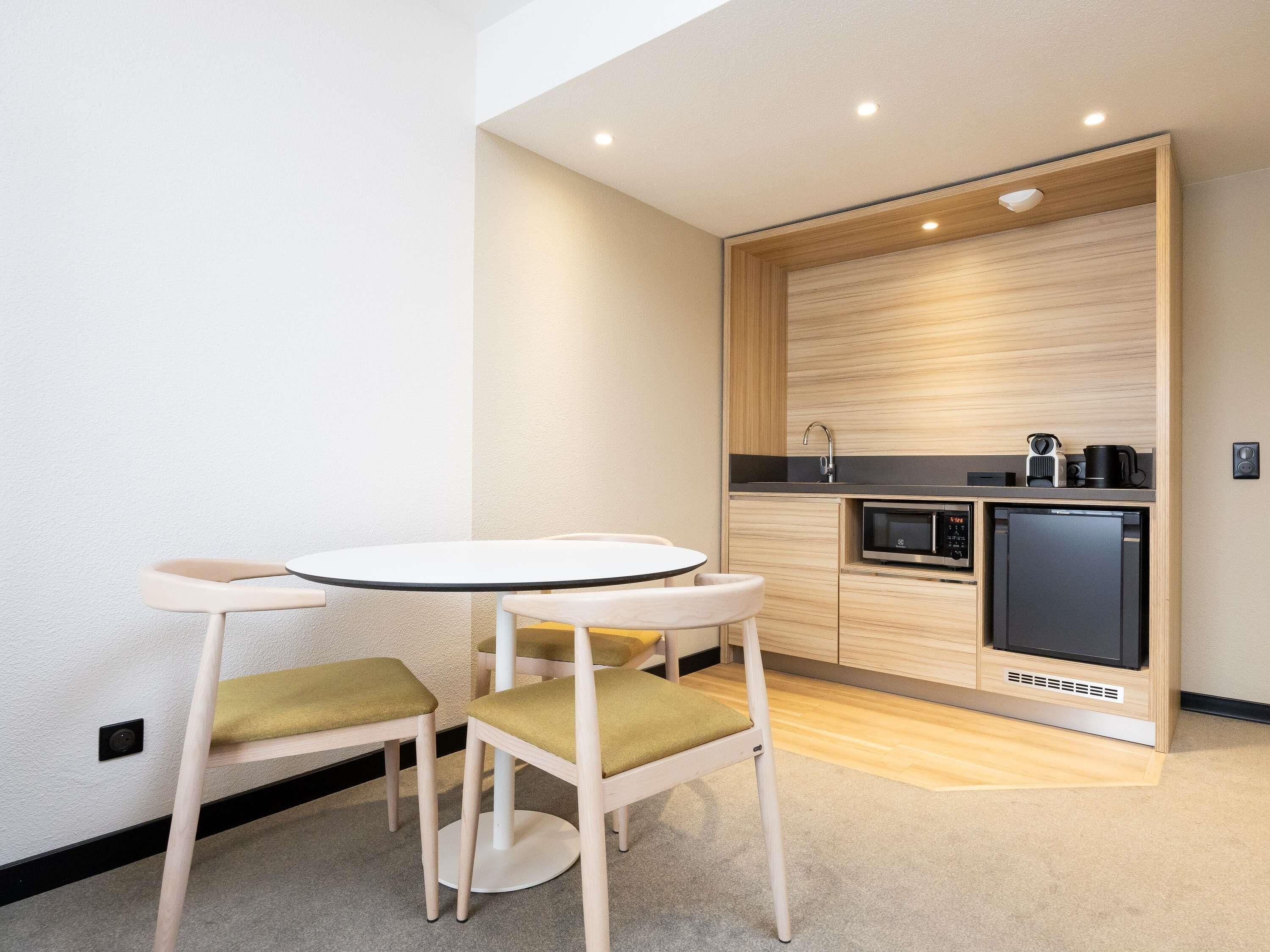 Suite superior, 1 cama matrimonial y sofá cama | Ropa de cama de alta calidad, camas con efecto memoria y minibar 