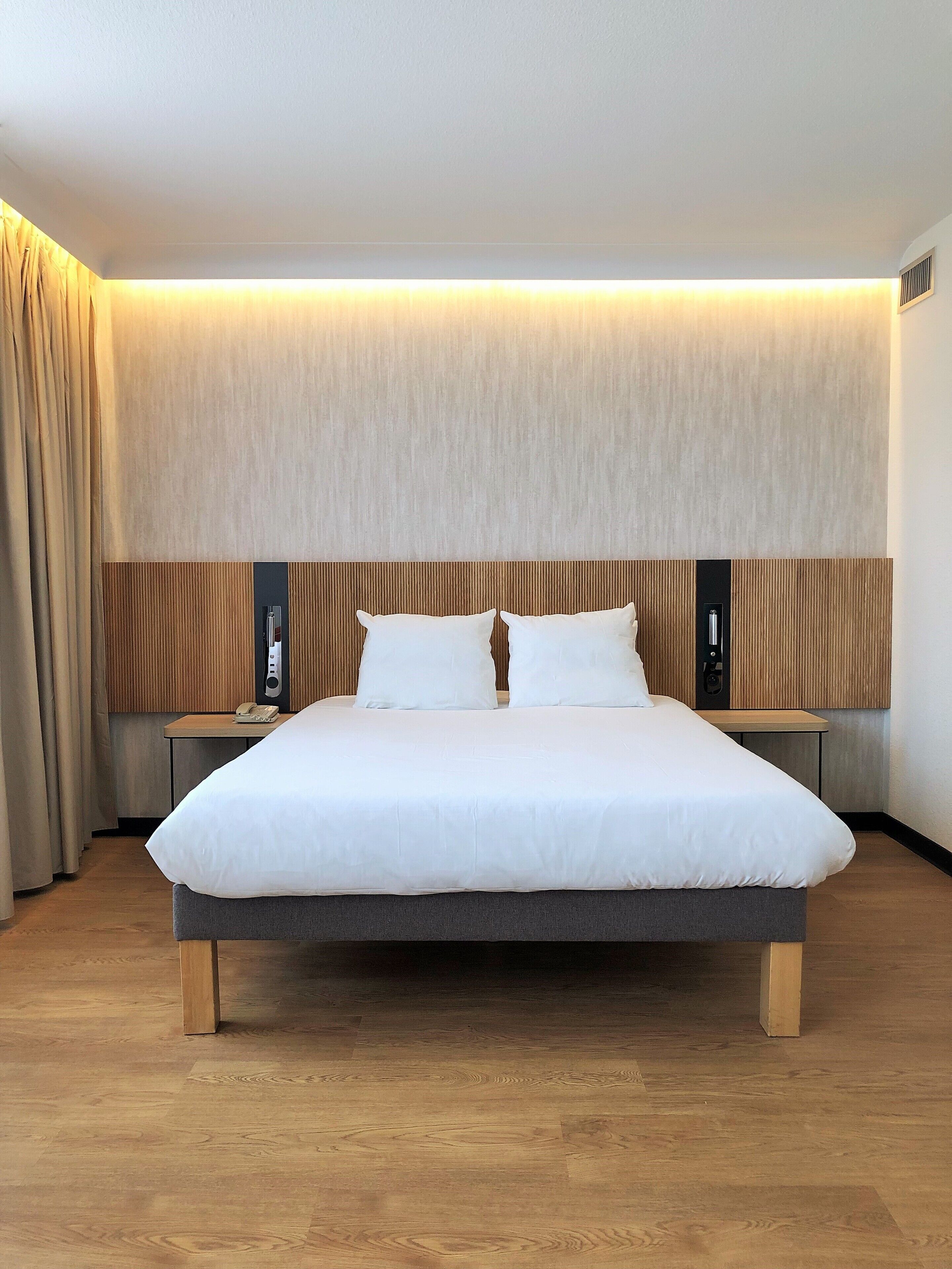 Suite Classique, 1 lit double et 1 canapé-lit | Literie de qualité supérieure, matelas mémoire de forme, minibar