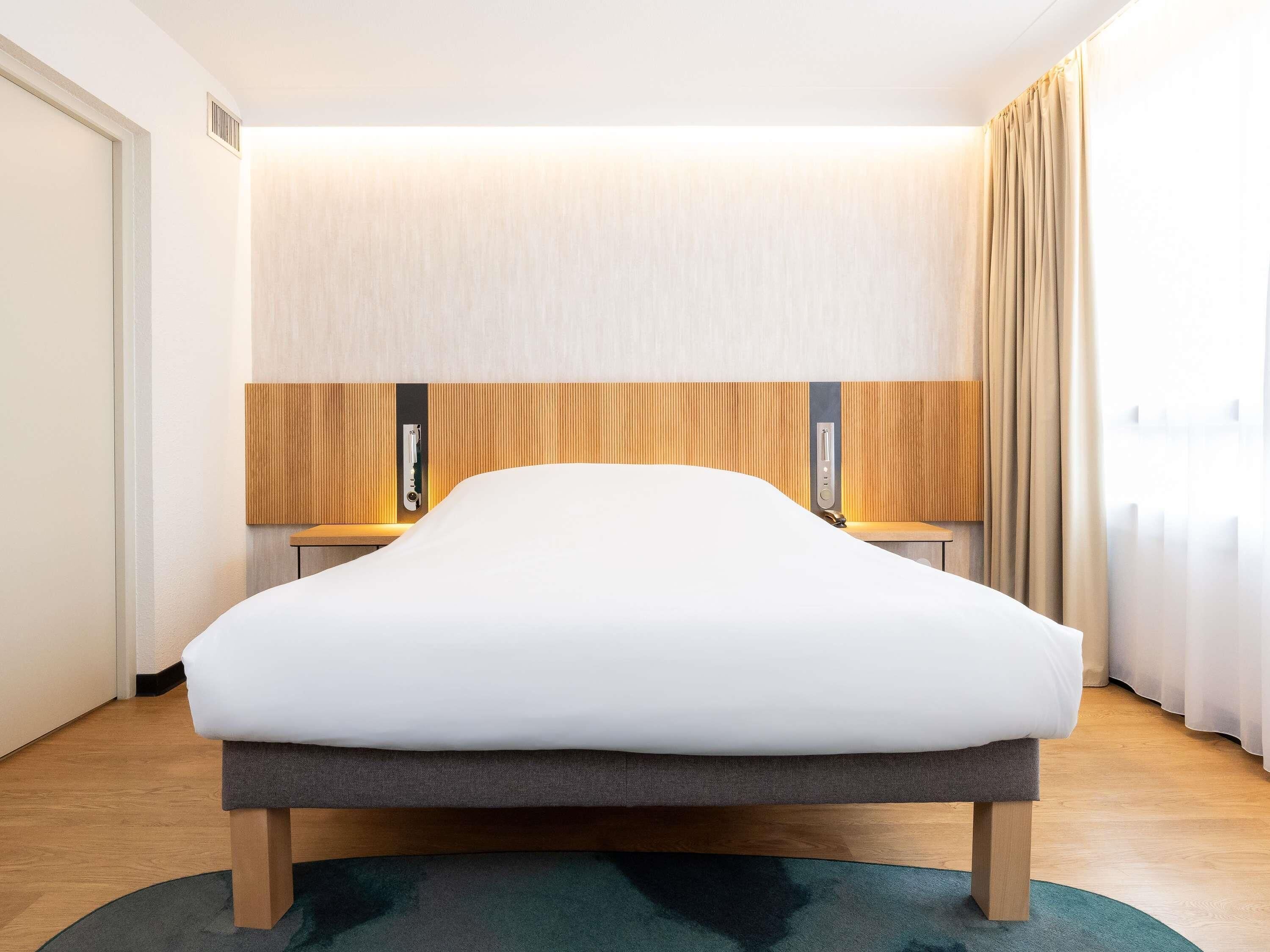 Hochwertige Bettwaren, Betten mit Memory-Foam-Matratzen, Minibar