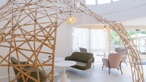 Un interior moderno con una estructura única de bambú, asientos cómodos y un ambiente luminoso y espacioso.