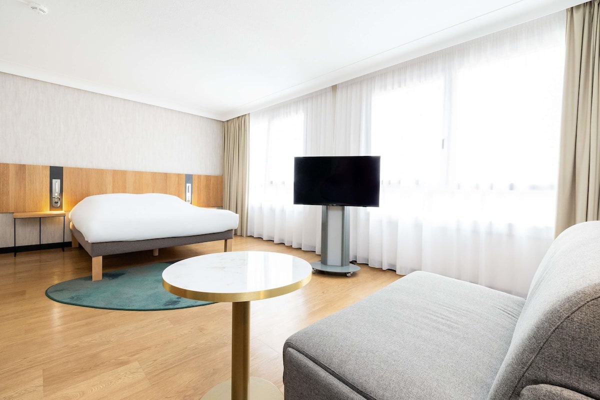 Suite Classique, 1 lit double et 1 canapé-lit | Literie de qualité supérieure, matelas mémoire de forme, minibar