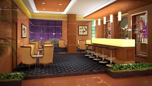 Een receptiehal met een bar, zitplaatsen en een receptiebalie.