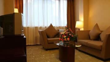 Business Suite, 1 King Bed | Living room | TV