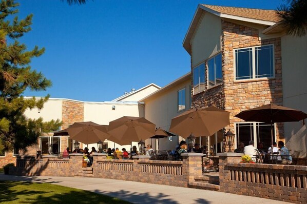 Outdoor dining - Thumper Pond Resort (Ottertail)