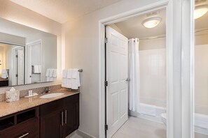 Combined shower/tub, free toiletries, hair dryer, towels - Residence Inn by Marriott Louisville Downtown (Louisville)