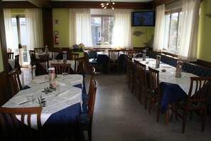 Breakfast, lunch, dinner served; Regional cuisine  - Hotel Fontanella (Riva del Garda)