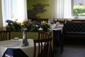 Se sirven desayunos, comidas, cenas y cocina regional 