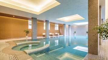 Piscine couverte, chaises longues