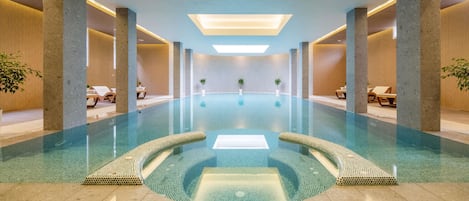 Indoor pool, sun loungers