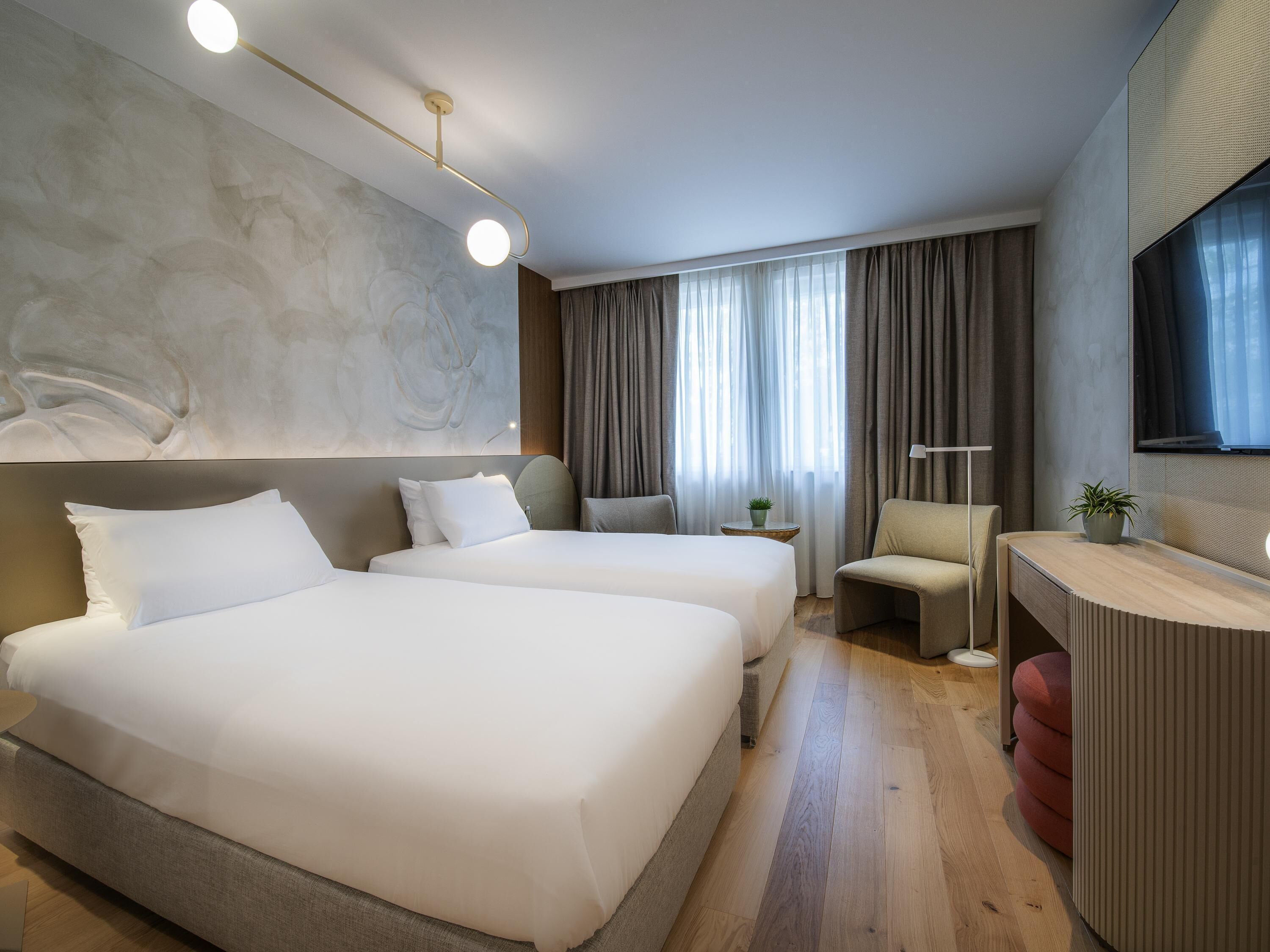 Deluxe Room, 2 Single Beds | 1 bedroom, in-room safe, blackout curtains, soundproofing