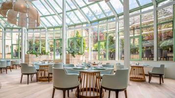 Se sirven desayunos, comidas y cenas con vista al jardín