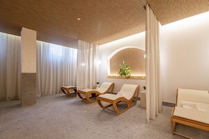 Sauna, steam room, aromatherapy, sports massages, 2 treatment rooms