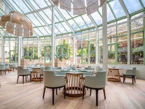 Petit déjeuner, déjeuner et dîner servis sur place, vue sur le jardin