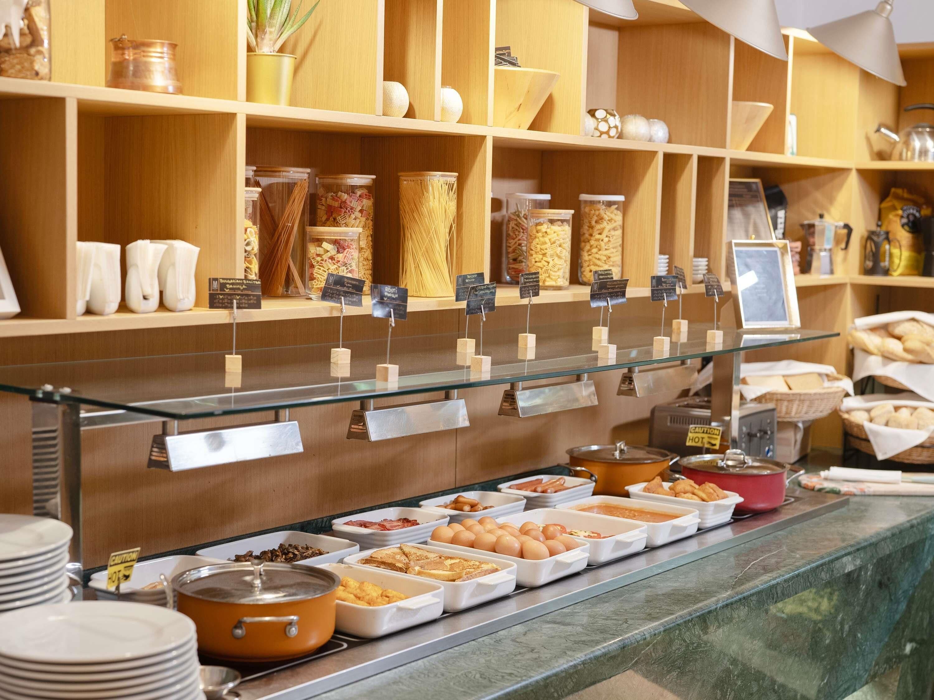 Breakfast (EUR 10.22 per person)