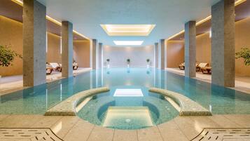 Piscine intérieure, chaises longues