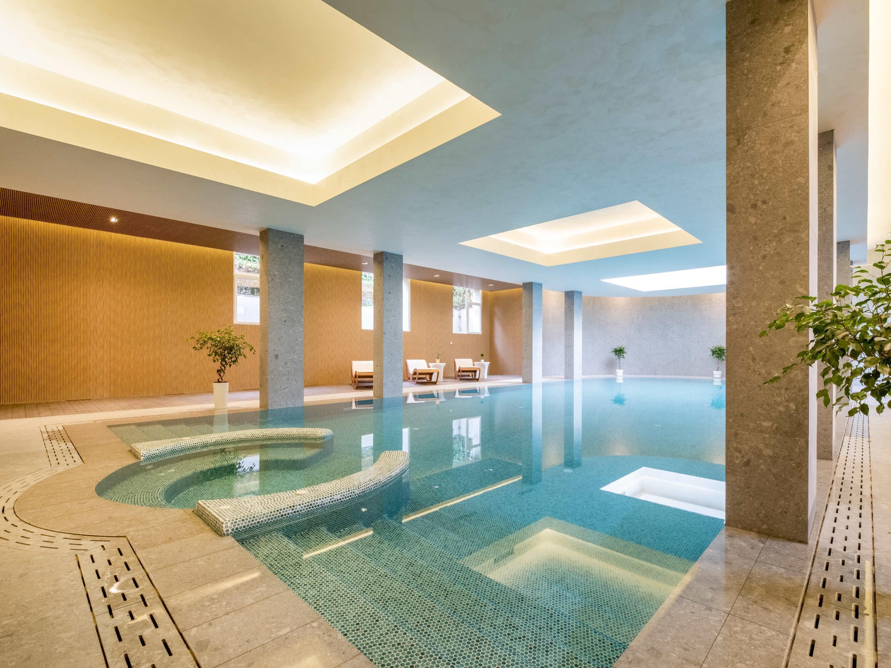 Inomhuspool och solstolar