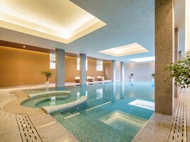 Indoor pool, sun loungers