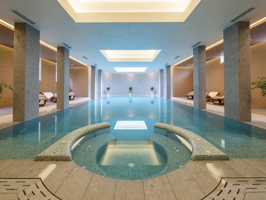 Sauna, steam room, aromatherapy, sports massages, 2 treatment rooms