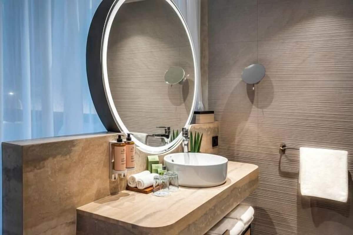 Combined shower/bathtub, eco-friendly toiletries, hair dryer, bathrobes