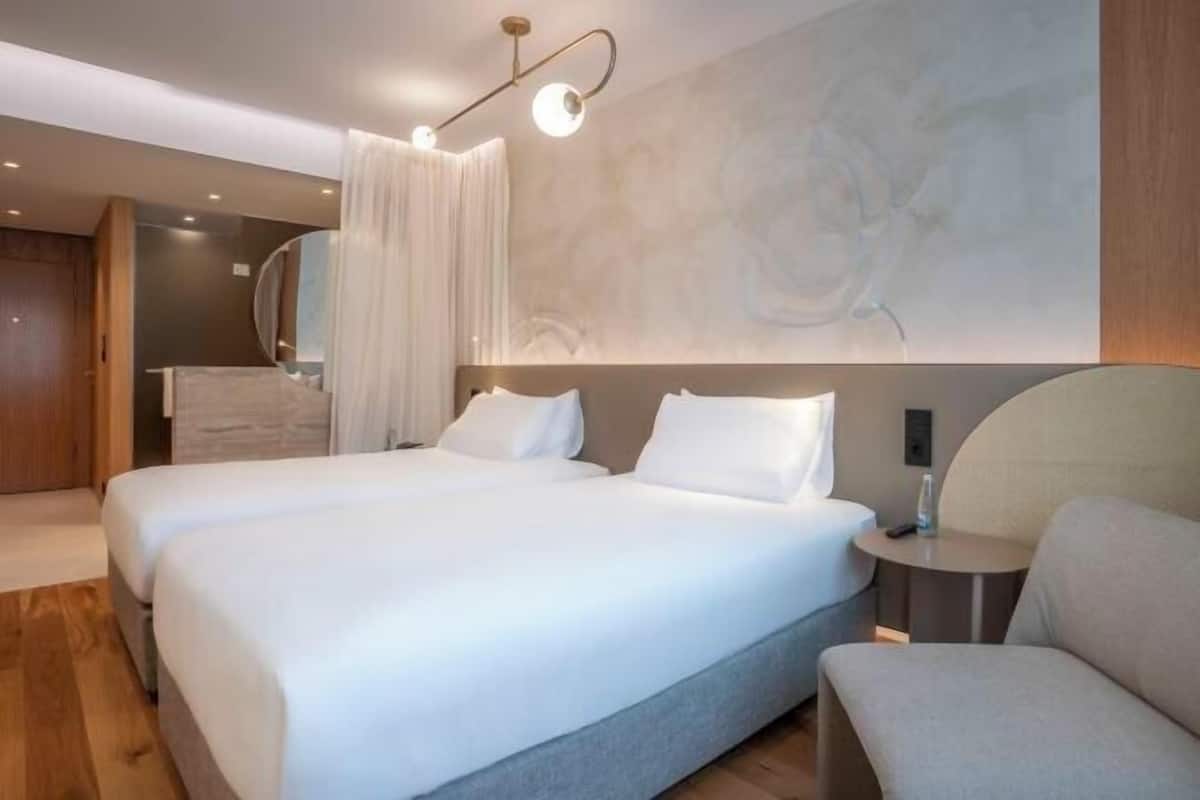 1 bedroom, in-room safe, blackout curtains, soundproofing