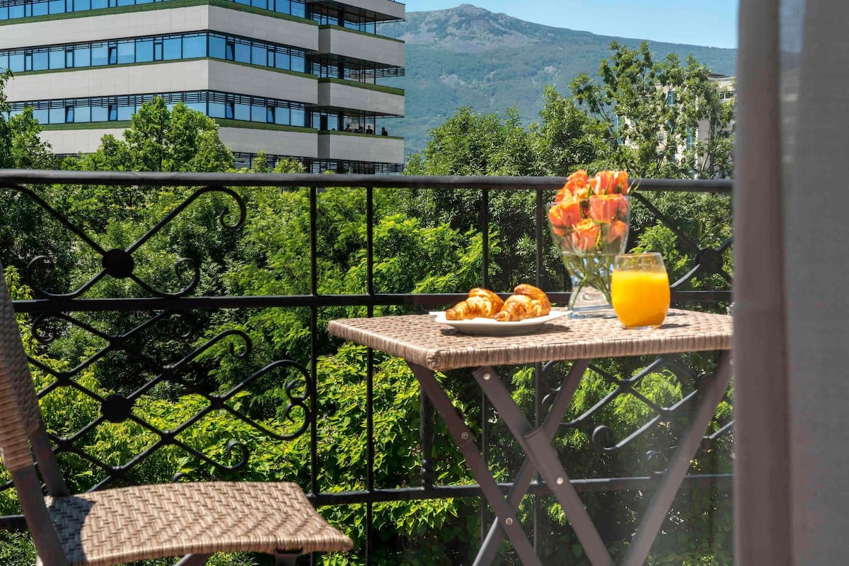 1 bedroom, in-room safe, blackout curtains, soundproofing