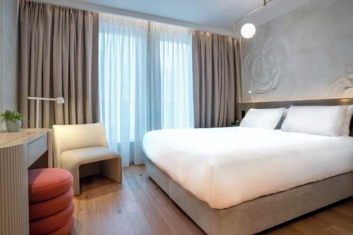 1 bedroom, in-room safe, blackout curtains, soundproofing