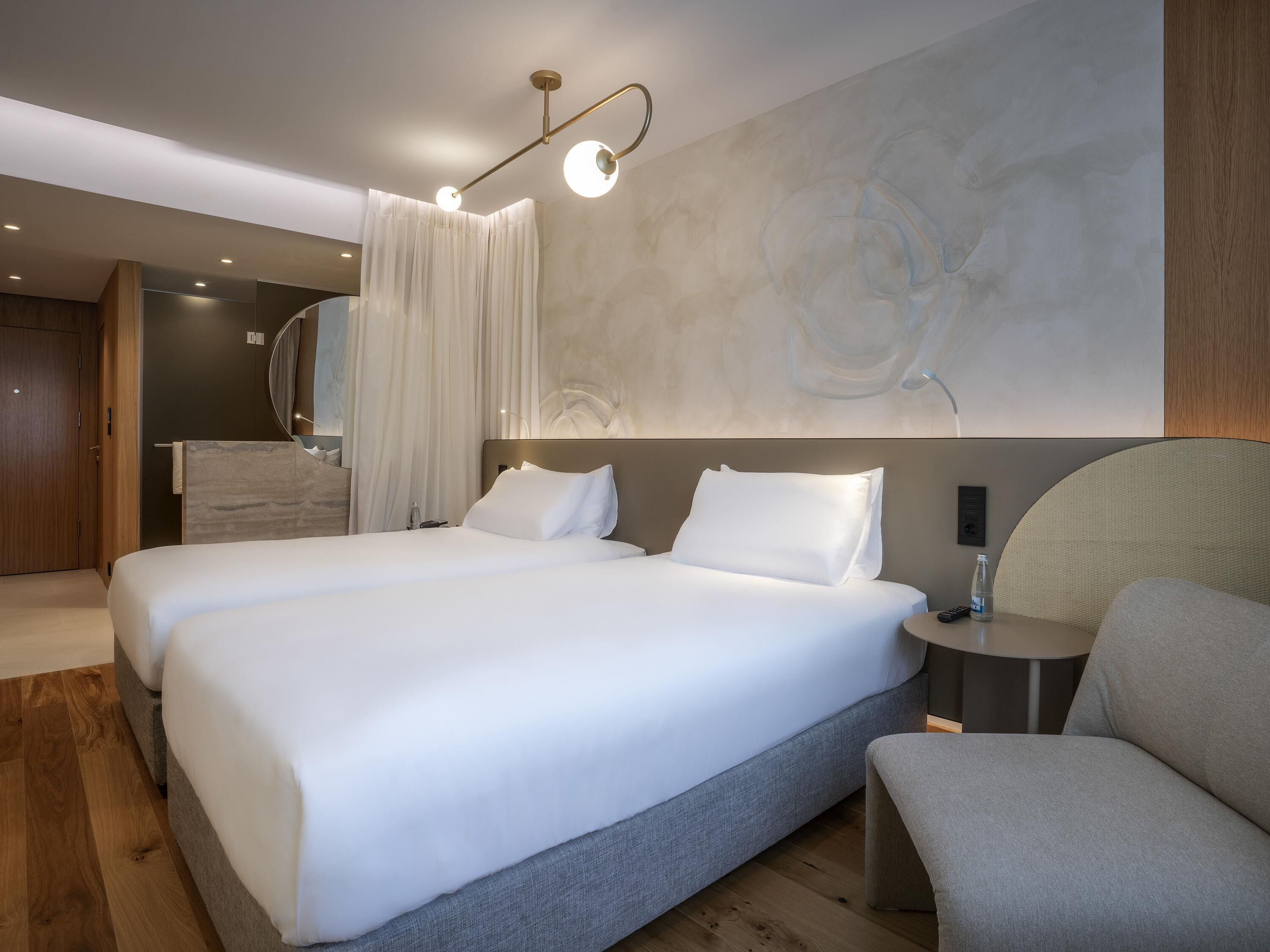1 bedroom, in-room safe, blackout curtains, soundproofing