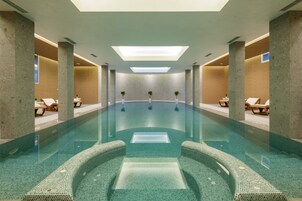 Een sauna, een stoombad, aromatherapie, sportmassages
