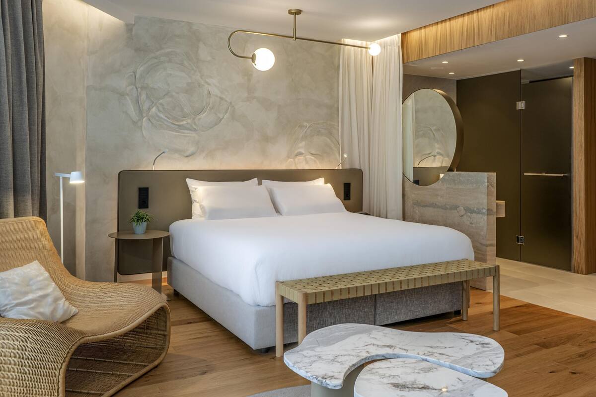 Deluxe Suite, 1 Double Bed | 1 bedroom, in-room safe, blackout drapes, soundproofing