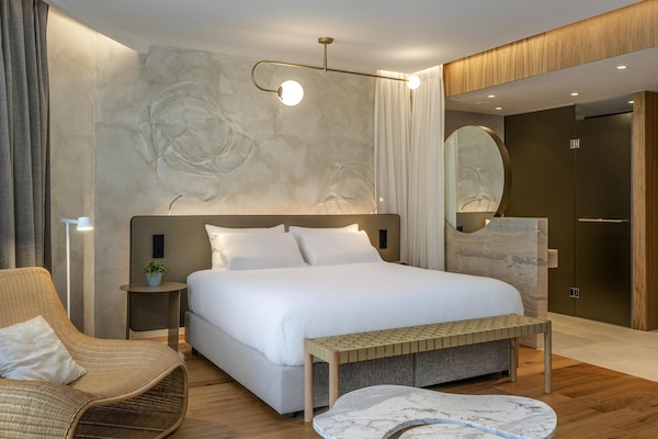 Suite Deluks, 1 Tempat Tidur Double | 1 kamar tidur, brankas, tirai kedap cahaya, dan kedap suara