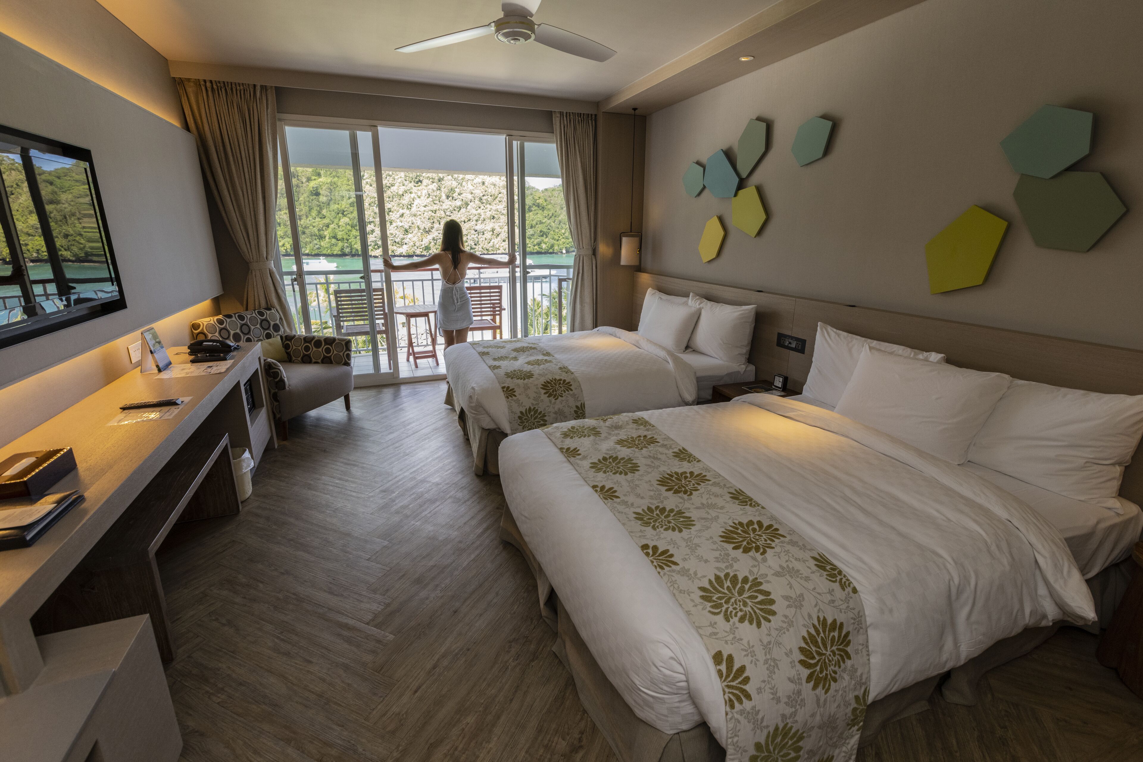 deluxe room, ocean view | minibar, in-room safe, individually furnished, desk