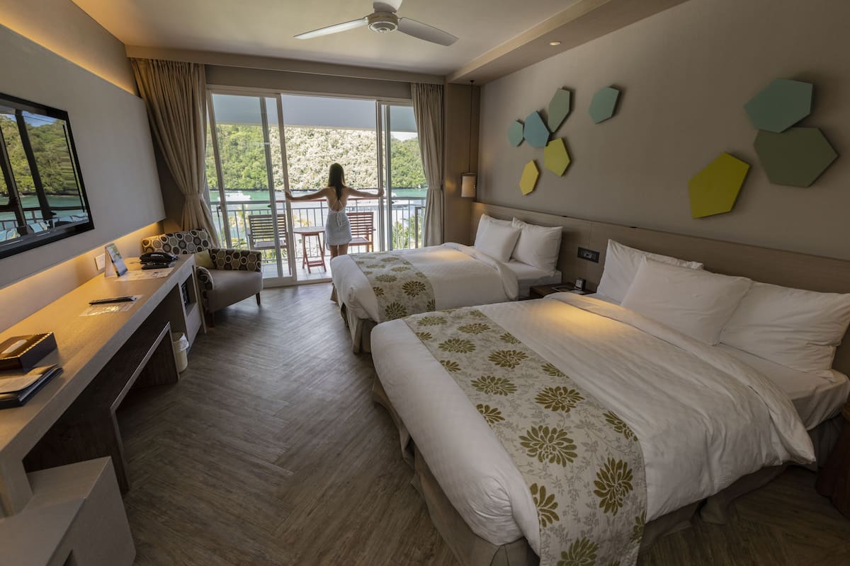 deluxe room, ocean view | minibar, in-room safe, individually furnished, desk