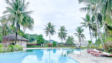 Kolam renang outdoor, dengan payung kolam renang dan kursi berjemur