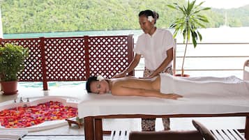 Couples treatment rooms, hot tub, body treatments, aromatherapy