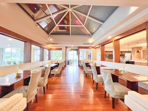 Se sirven desayunos, almuerzos y cenas; con vista al jardín