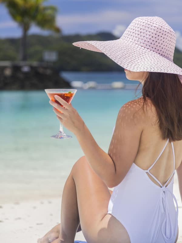 Privat strand, vit sandstrand, solstolar och parasoller