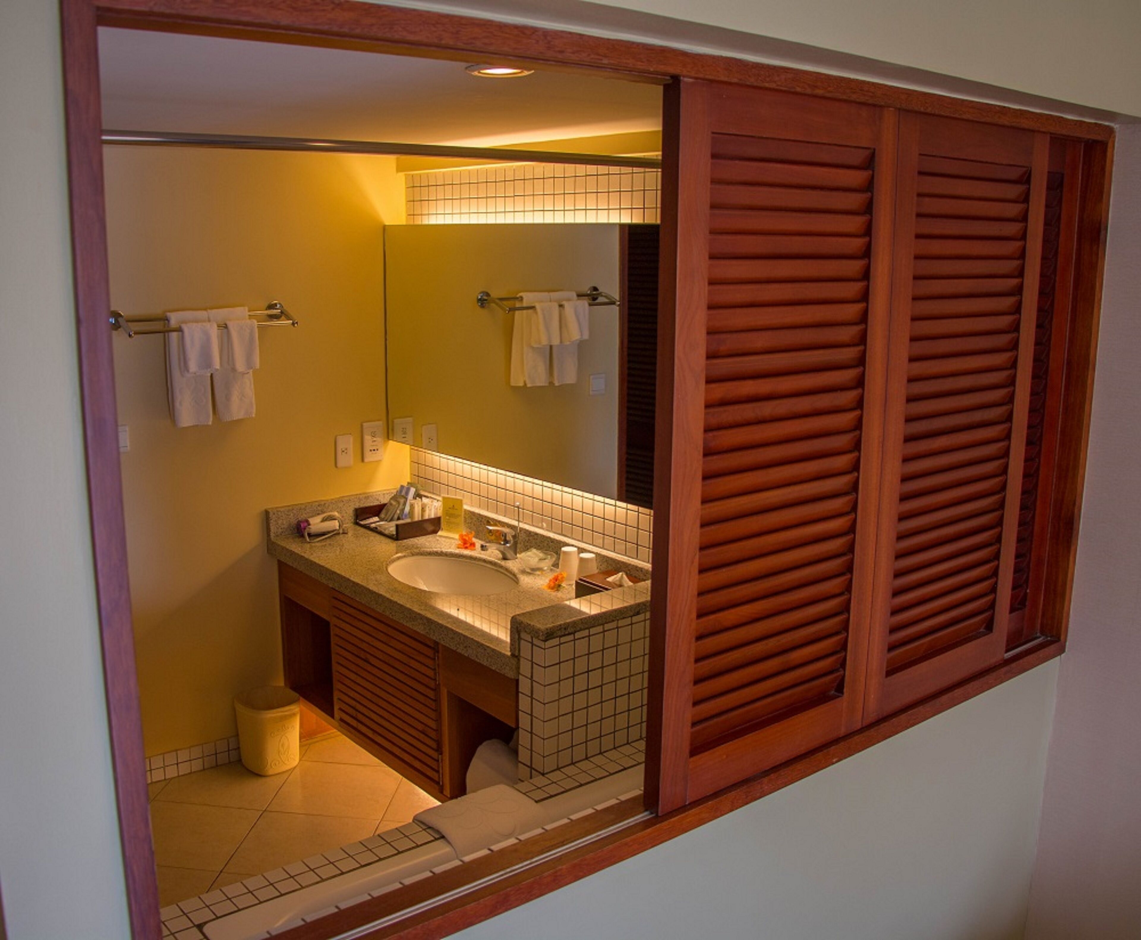 combined shower/bathtub, deep-soaking bathtub, free toiletries