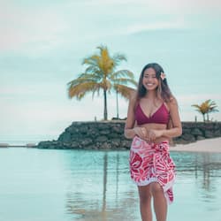 Privat strand, vit sandstrand, solstolar och parasoller