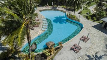 Piscine extérieure, parasols de plage, chaises longues